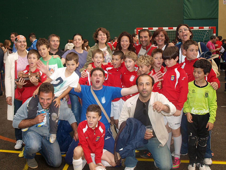 XIV Torneo Ciudad De Miranda. Benjamín 2004 Del CD Villegas. Los Campeones, Con Sus Papás.